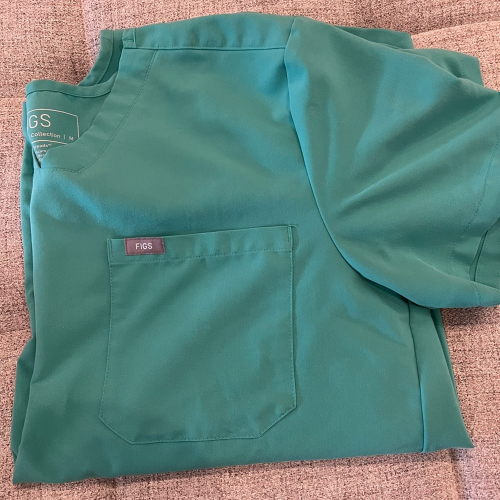Figs Surgical Green Leon 3 Pocket Scrub Top Size Medium